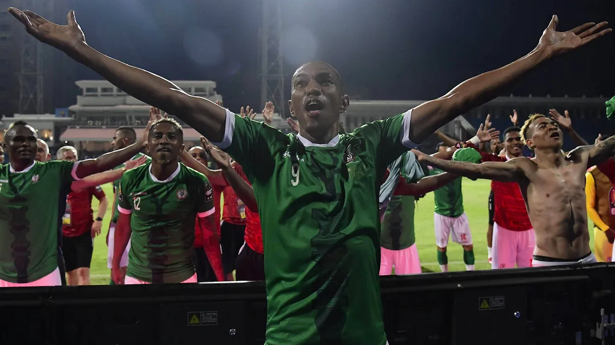 Vorbild Island auch beim Jubeln: Die Spieler Madagaskars feiern nach dem Sieg gegen Kongo den Einzug ins Viertelfinale des Afrika Cups.