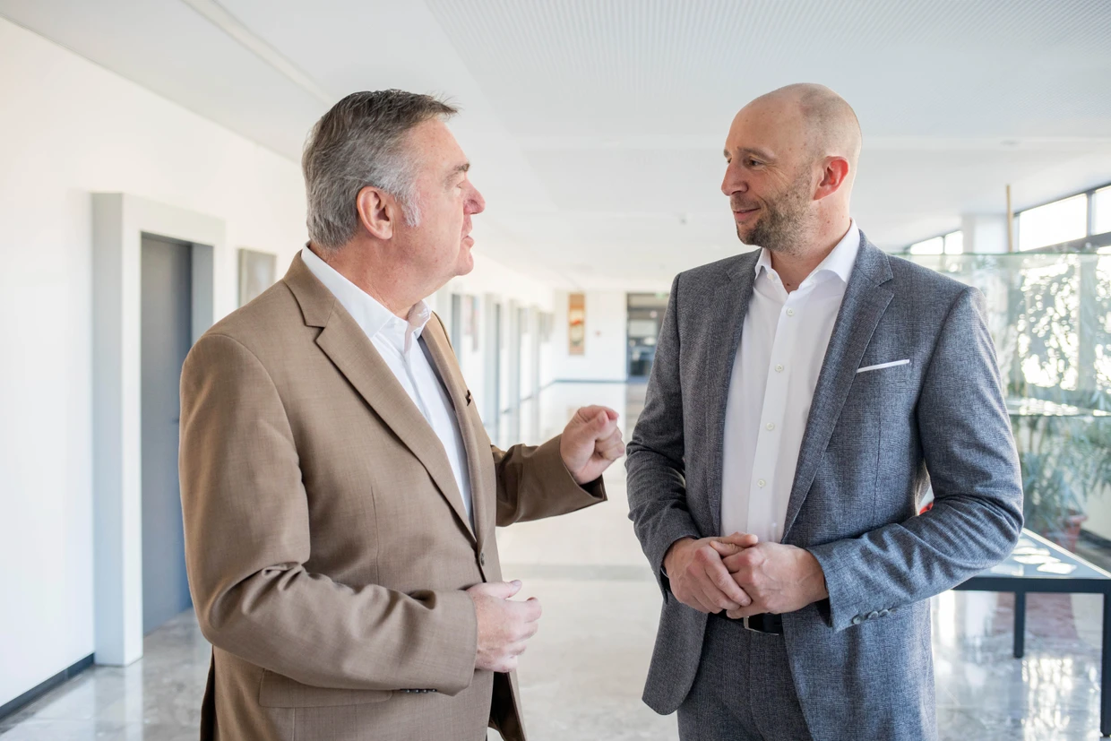 Sind sich recht einig: Hanaus (Noch-)Oberbürgermeister Claus Kaminsky (l.) und Volker Ludwig, Chef des Datacenter-Betreibers Digital Realty