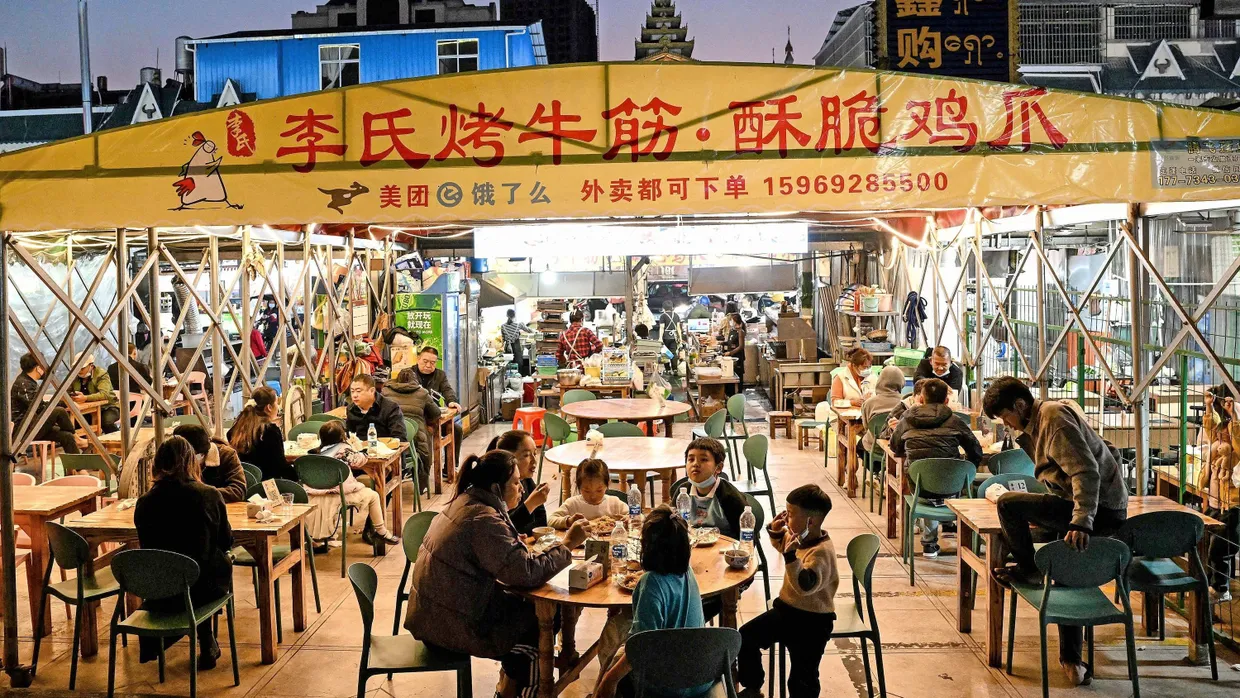 Zeit, nach vorn zu schauen: Menschen Mitte Januar auf einem Nachtmarkt in Ruili