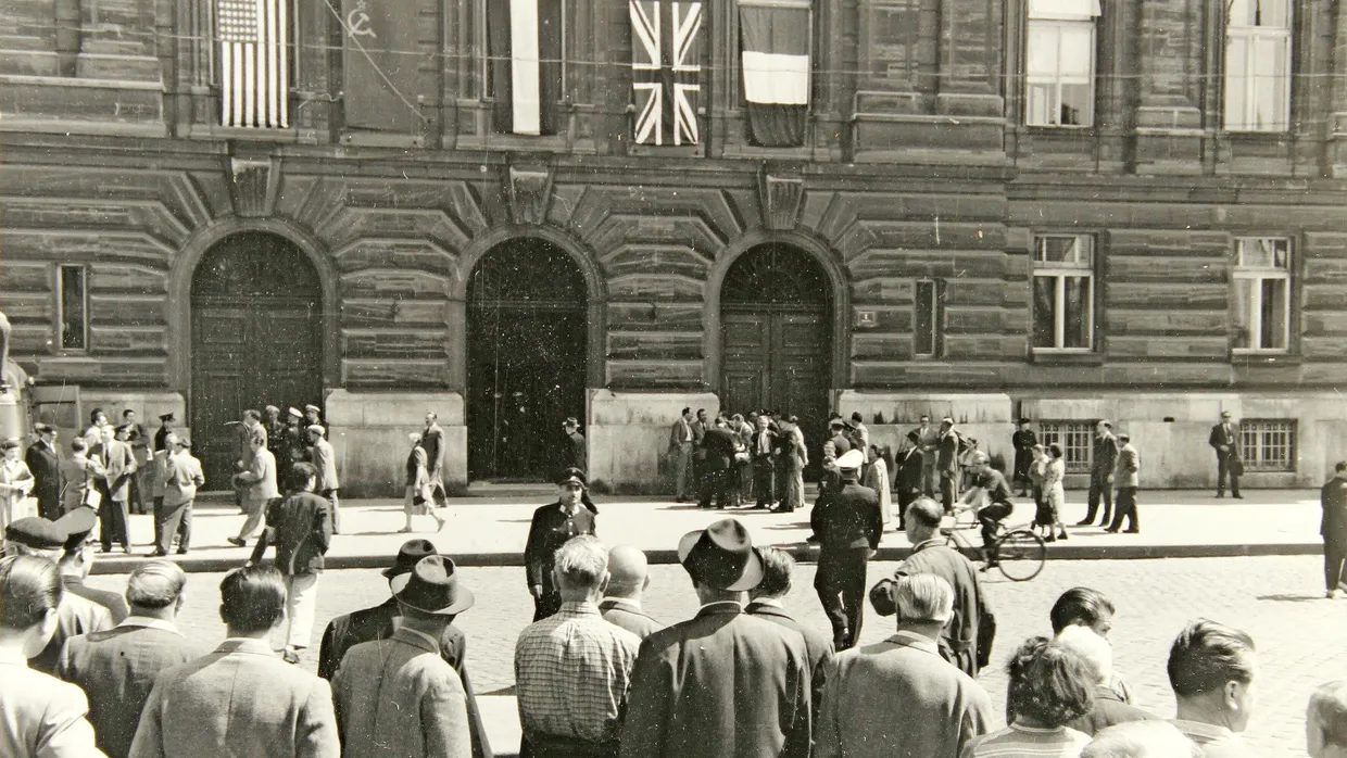 Wien, 2. Mai 1955: Unter großer öffentlicher Anteilnahme beraten die Botschafter der vier Besatzungsmächte über die noch ungeklärten Punkte des österreichischen Staatsvertrages.