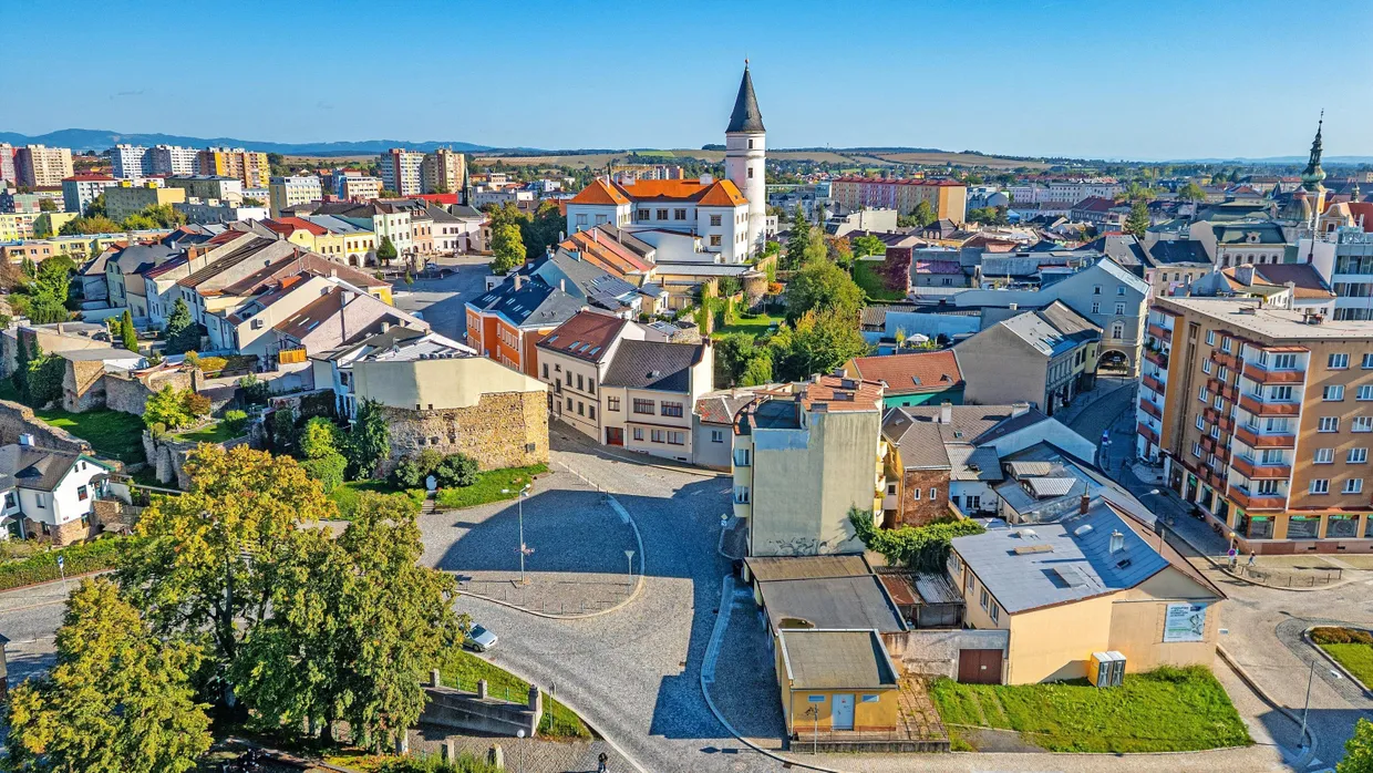 Und an der Peripherie die Plattenbauten: Seiner Heimatstadt Přerov entkommt der Erzähler schließlich Richtung Prag. Seinen Erinnerungen nicht.