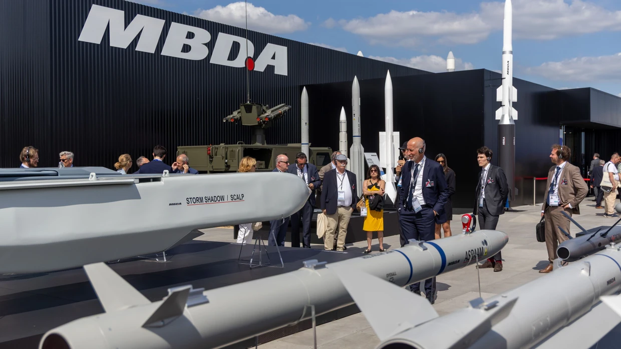 Besucher betrachten die Ausstellung des Raketenherstellers MBDA auf der Pariser Luftfahrtmesse im Juni.