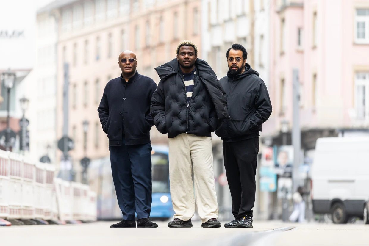 Die Brüder Taff (links) und Mengi Zeleke betreiben das Café Herz in der Braubachstraße und nutzen ihre Kontakte in die nationale Musikszene.