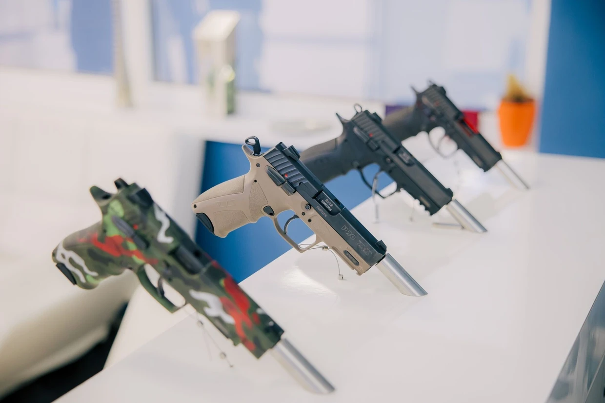 Pistolenparade: Produkte des Waffenherstellers in einem Showroom in der Slowakei