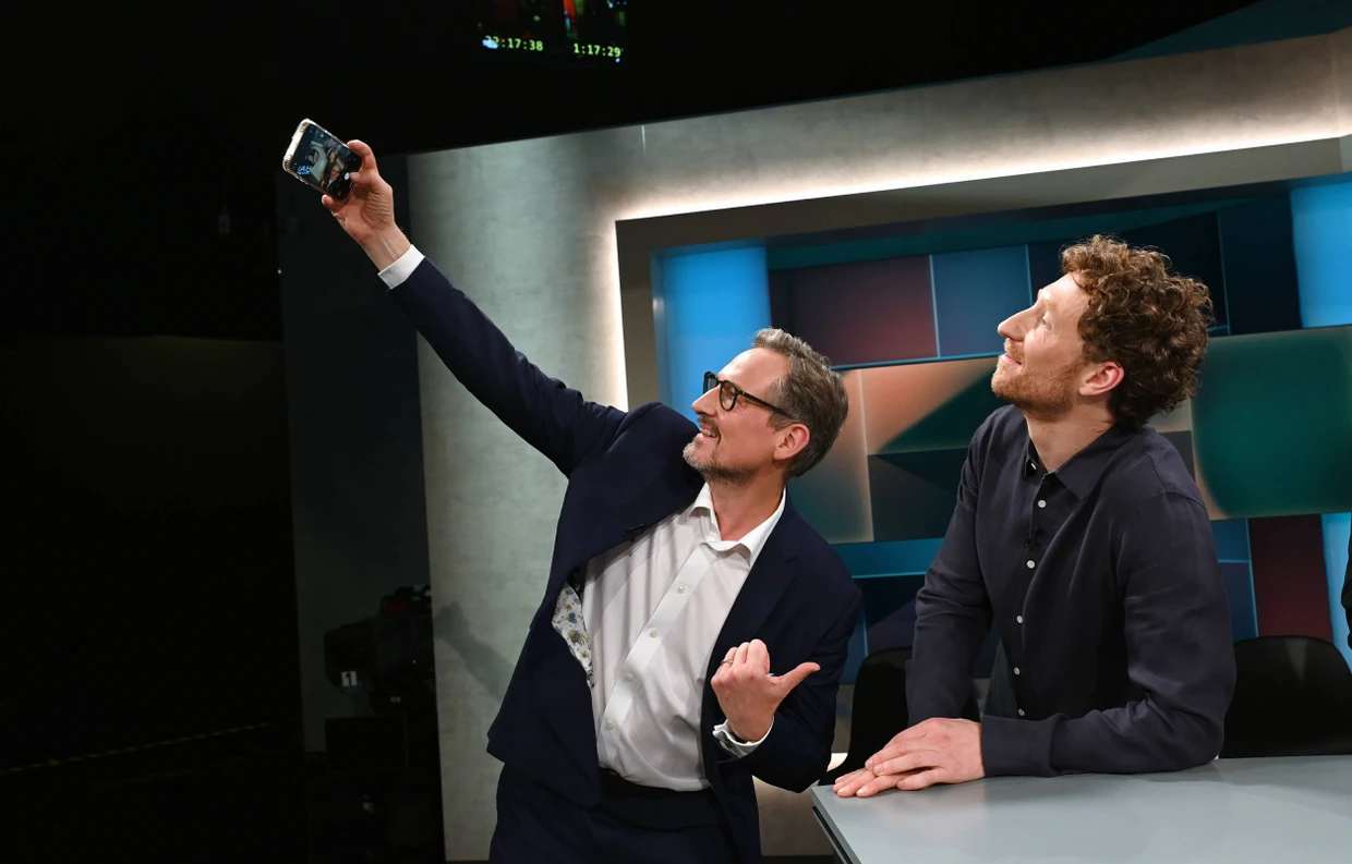 Der Mann der nächsten Generation: Moderator Louis Klamroth posiert für ein Selfie mit Eckart von Hirschhausen.