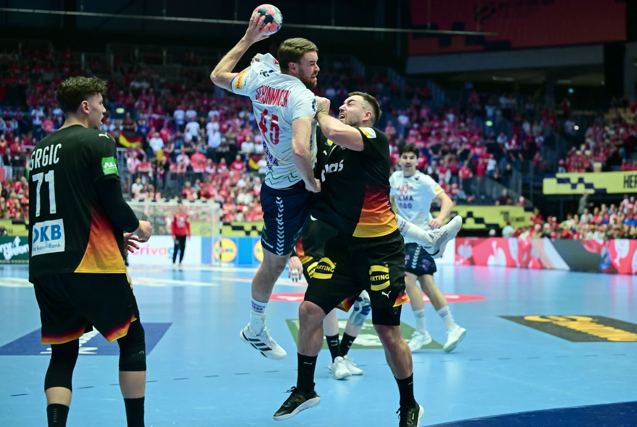 Mit großer Wucht: Jannik Kohlbacher (rechts) packte hinten kräftig zu, Marko Grgic (links) zeigte in der Schlussphase vorne sein Können.