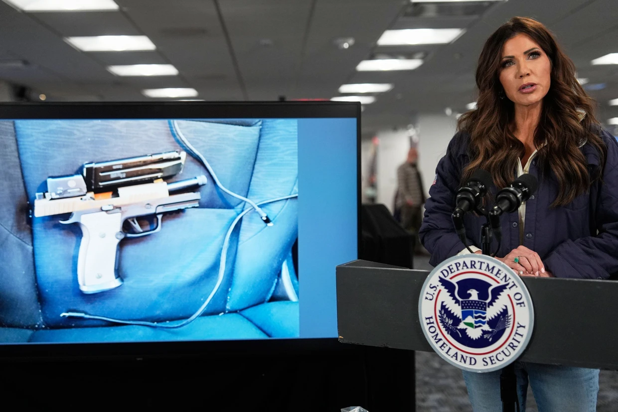 This is not the weapon with which Alex Pretti was shot, but the one that an officer took from him before the fatal shots: Homeland Security Secretary Kristi Noem gives a press conference in Washington.