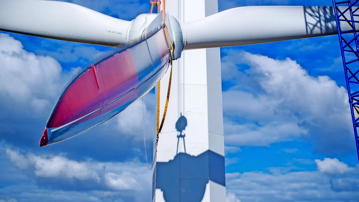 Schwergewicht am Haken: Aufbau eines Nordex-Windrads in Mecklenburg-Vorpommern