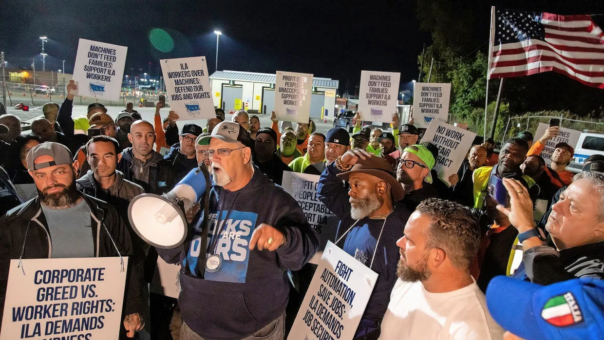 Motivator am Megafon: Gewerkschaftsführer Harold Daggett schwört Hafenarbeiter in Newark auf den Streik ein.