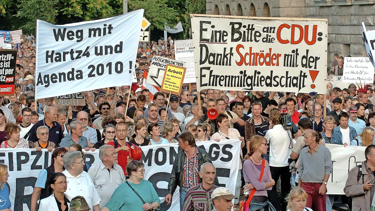 Reformen wecken Protest: 2004 gingen Demonstranten gegen die Pläne für Hartz IV und die Agenda 2010 auf die Straße.