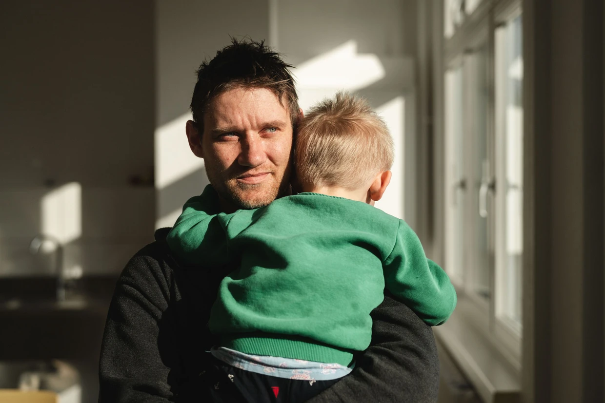 Neu angekommen: Der ukrainische Flüchtling Vadym mit seinem Sohn