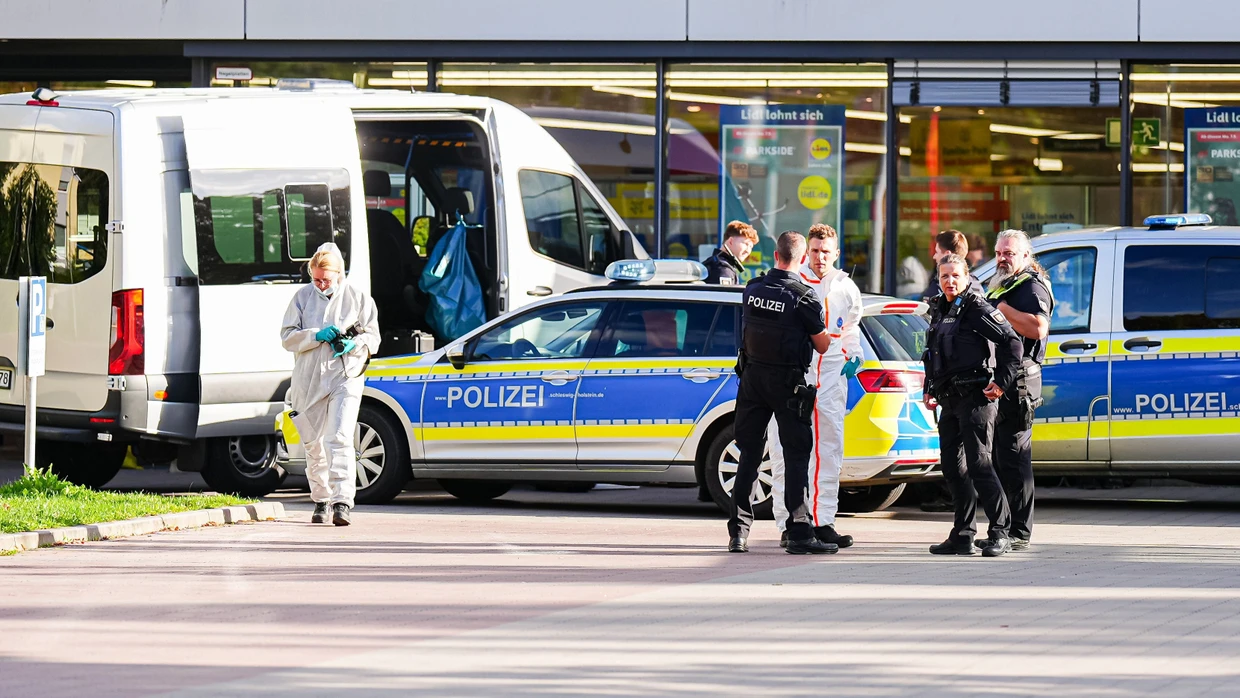 Die Polizei im Einsatz vor dem Supermarkt in Ratzeburg.