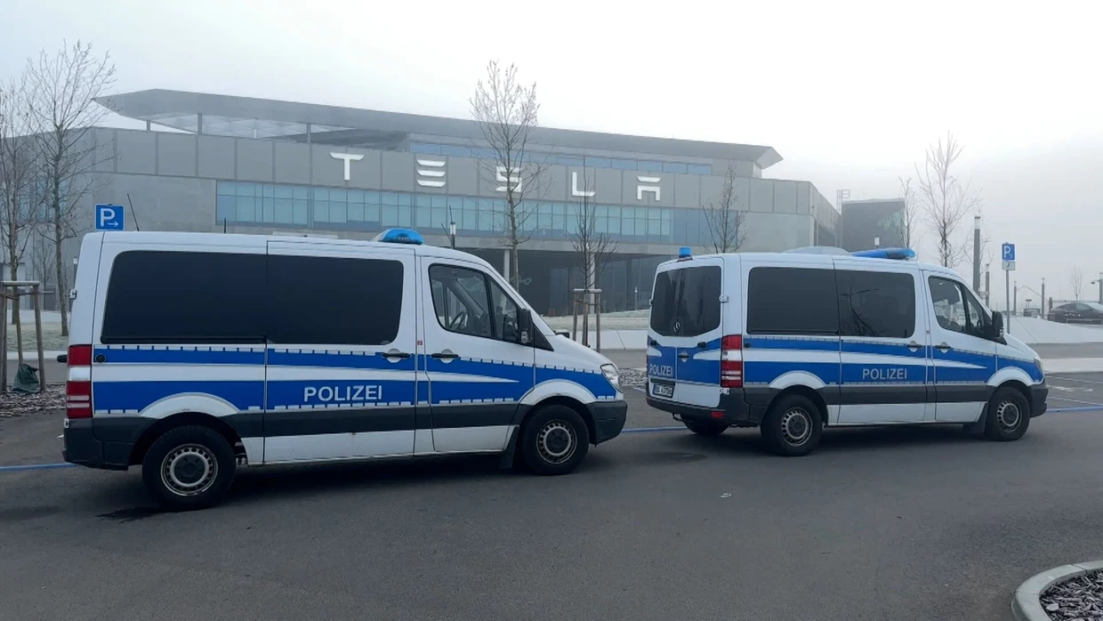 Nach dem Anschlag: Das Tesla-Werk in Grünheide steht am 6. März 2024 still