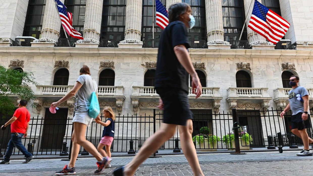 Passanten vor der New Yorker Börse