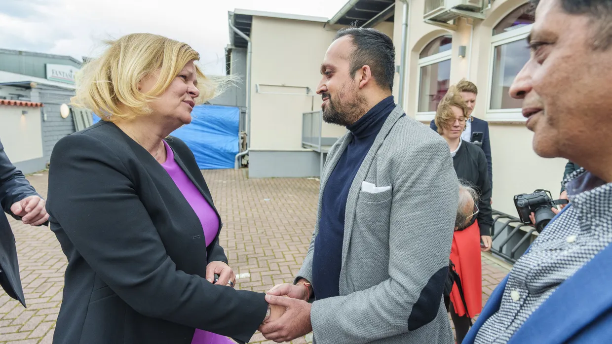 Vor Ort informiert: Vor ihrem Besuch in Groß-Gerau besuchte Nancy Faeser in Kelsterbach Ricky Mehra, Leiter der Unterkunft für Geflüchtete aus der Ukraine.