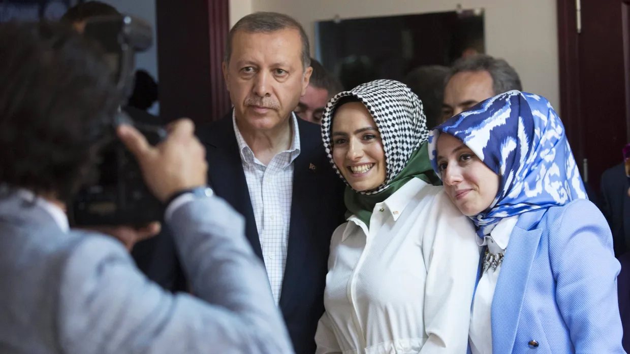 Am Morgen war der Präsident noch guter Dinge: Erdogan mit seiner Familie kurz nach der Stimmabgabe