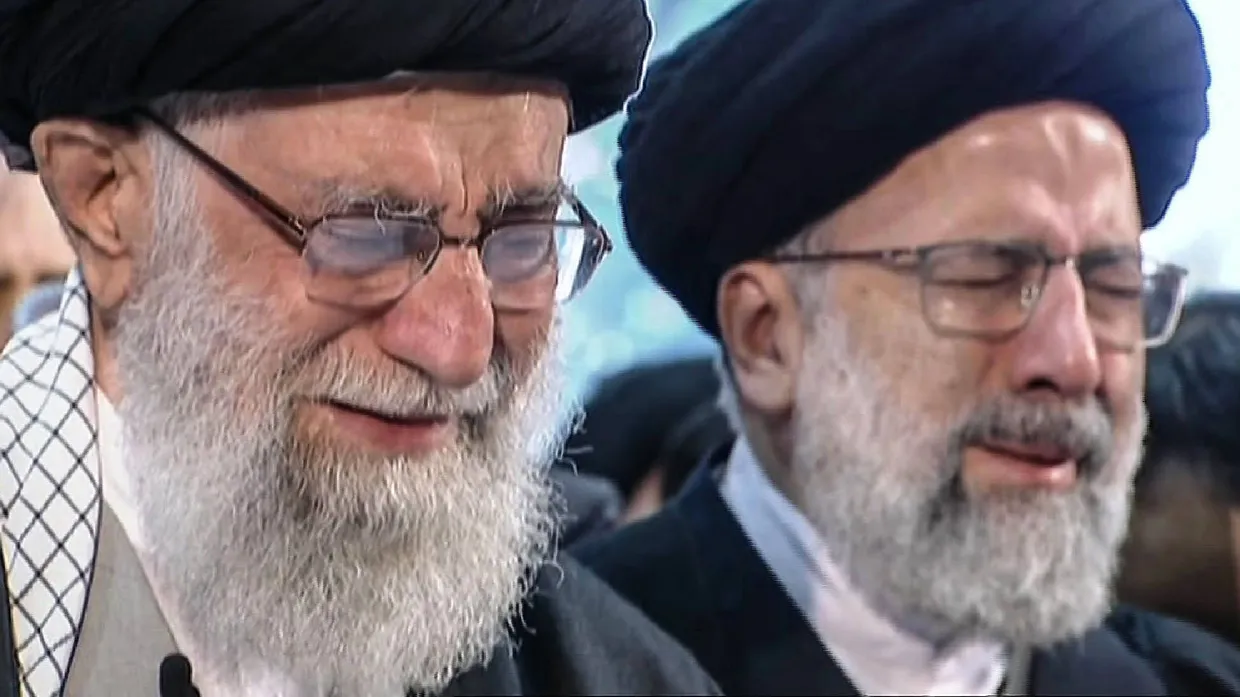 Dieses Bild aus der Übertragung des iranischen Staatsfernsehens zeigt Revolutionsführer Ali Chamenei (links) bei der Trauerfeier in Teheran.