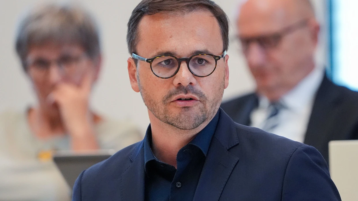 Redmann Redmann: Wahlkampf in Brandenburg wie auf dem E-Scooter | FAZ