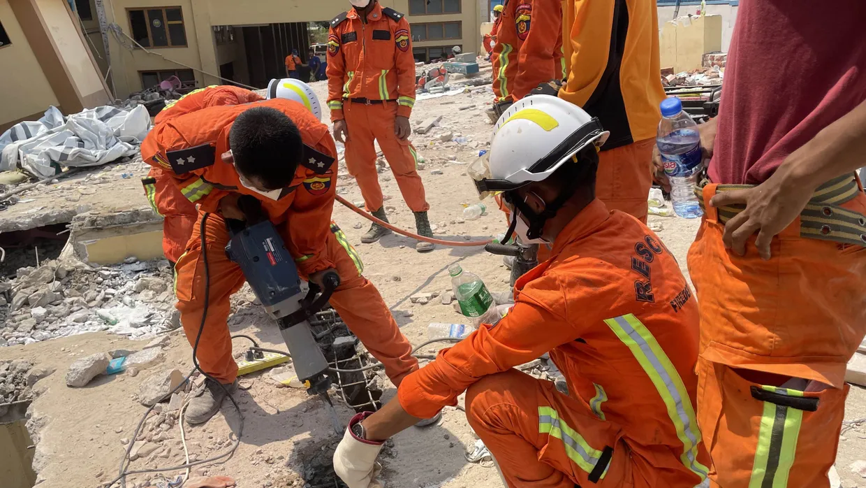 Rettungskräfte in Myanmar arbeiten unermüdlich daran, noch Lebende aus den Trümmern zu bergen.