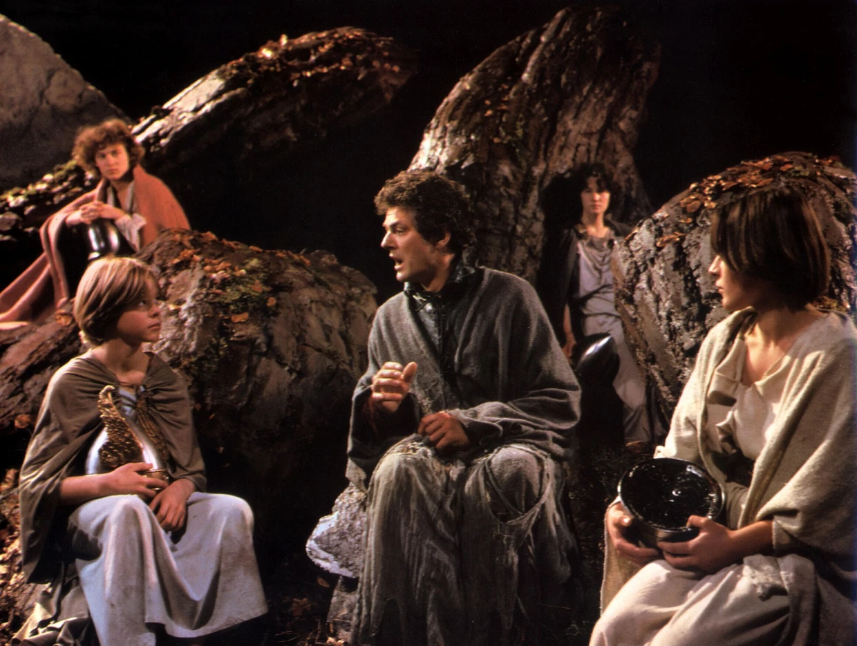 Szene aus Syberbergs „Parsifal“ mit Robert Lloyd (Mitte)