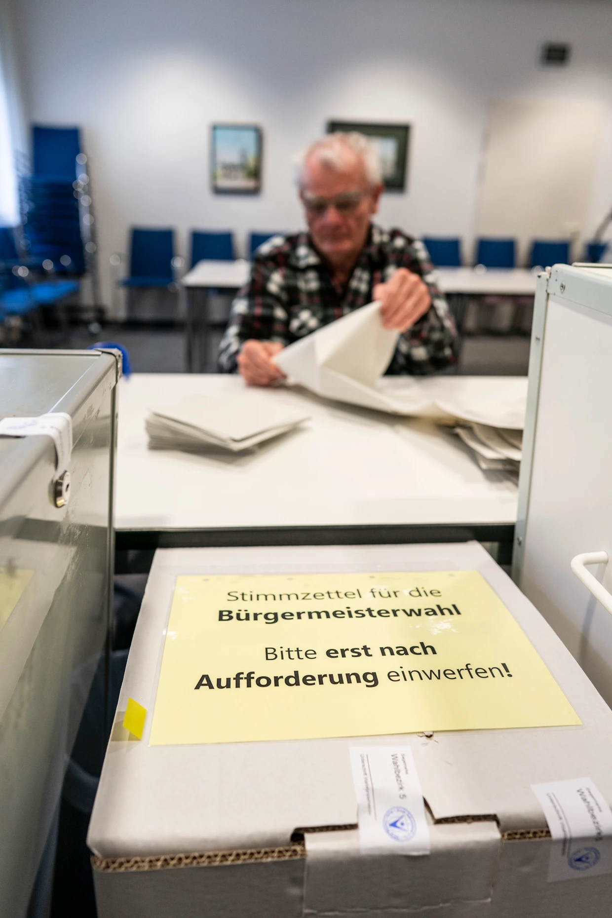 Faltarbeit: Ein Wahlhelfer bereitet die Wahlscheine im im Bürgerhaus in Schwalbach vor
