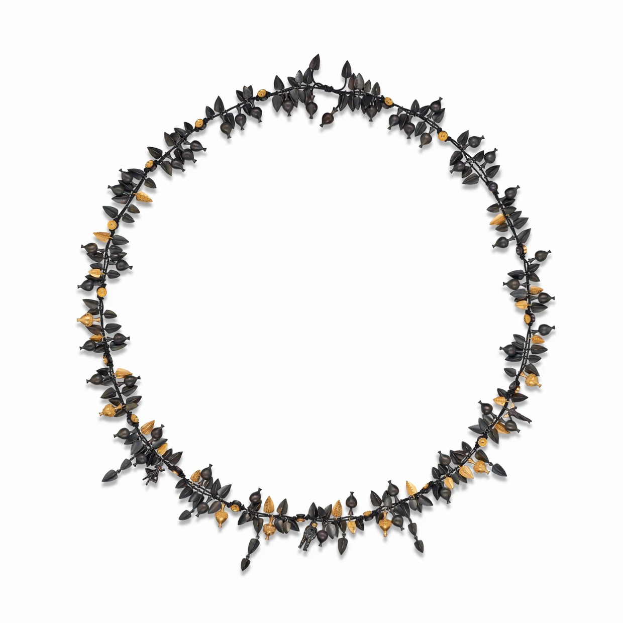 Mit Göttern aus der Neuzeit: die Halskette „Third Millennium Revival Necklace“ von Pura Ferreiro, die Gewinnerin des diesjährigen Staatspreises