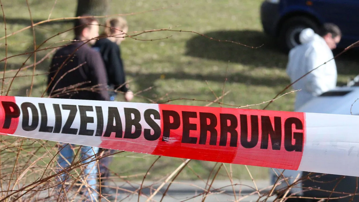 Polizisten untersuchen nach der Messerattacke auf eine Frau den Tatort im Kieler Stadtteil Neumühlen-Dietrichsdorf.