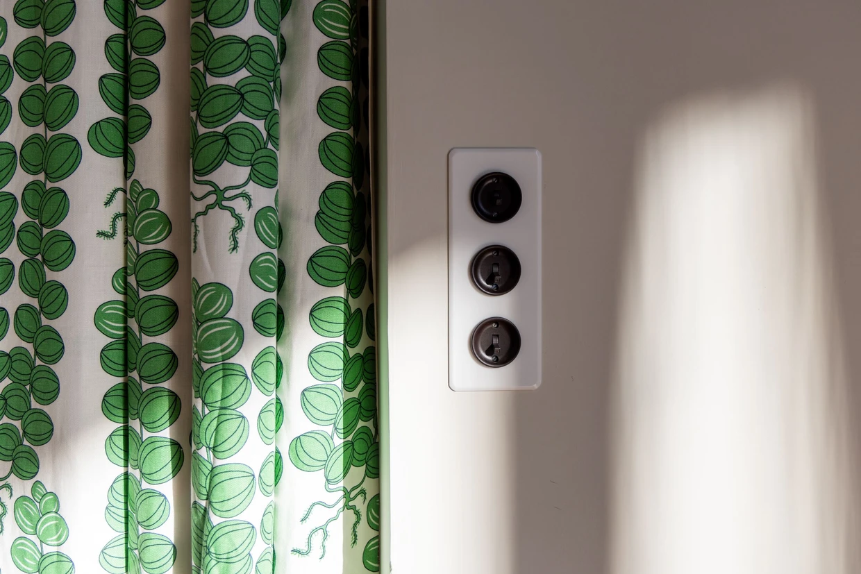 Vorhänge nach einem Original-Entwurf von Josef Frank, die Bakelit-Lichtschalter auf weißem Glas kommen als Nachbau aus dem 3-D-Drucker