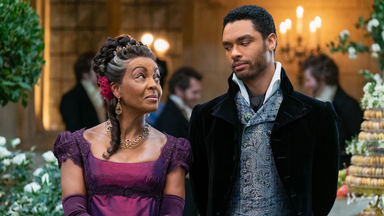 Bewusst „farbenblind“ besetzt: Adjoa Andoh als Lady Danbury und Regé-Jean Page als Simon Basset in der ersten Staffel der Netflix-Serie