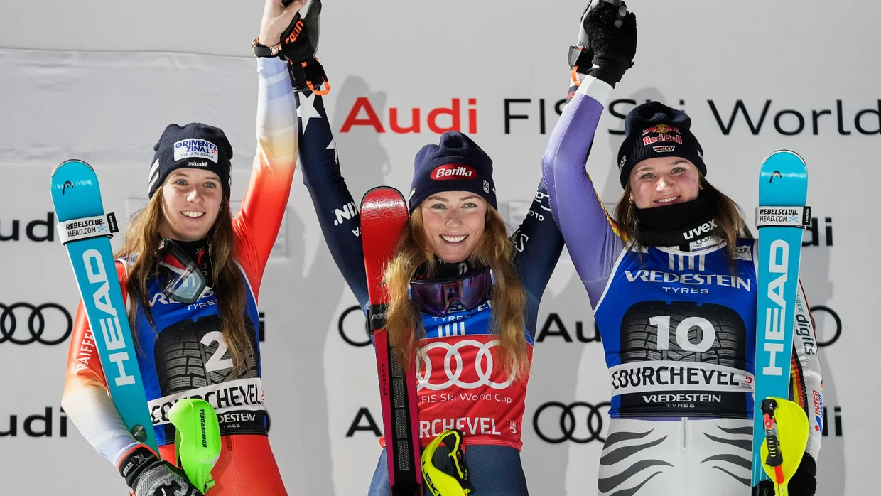 Die drittplatzierte Emma Aicher (r.) jubelt im französischen Courchevel auf dem Podium neben der Siegerin Mikaela Shiffrin (M, USA) und der zweitplatzierten Camille Rast (l, Schweiz).