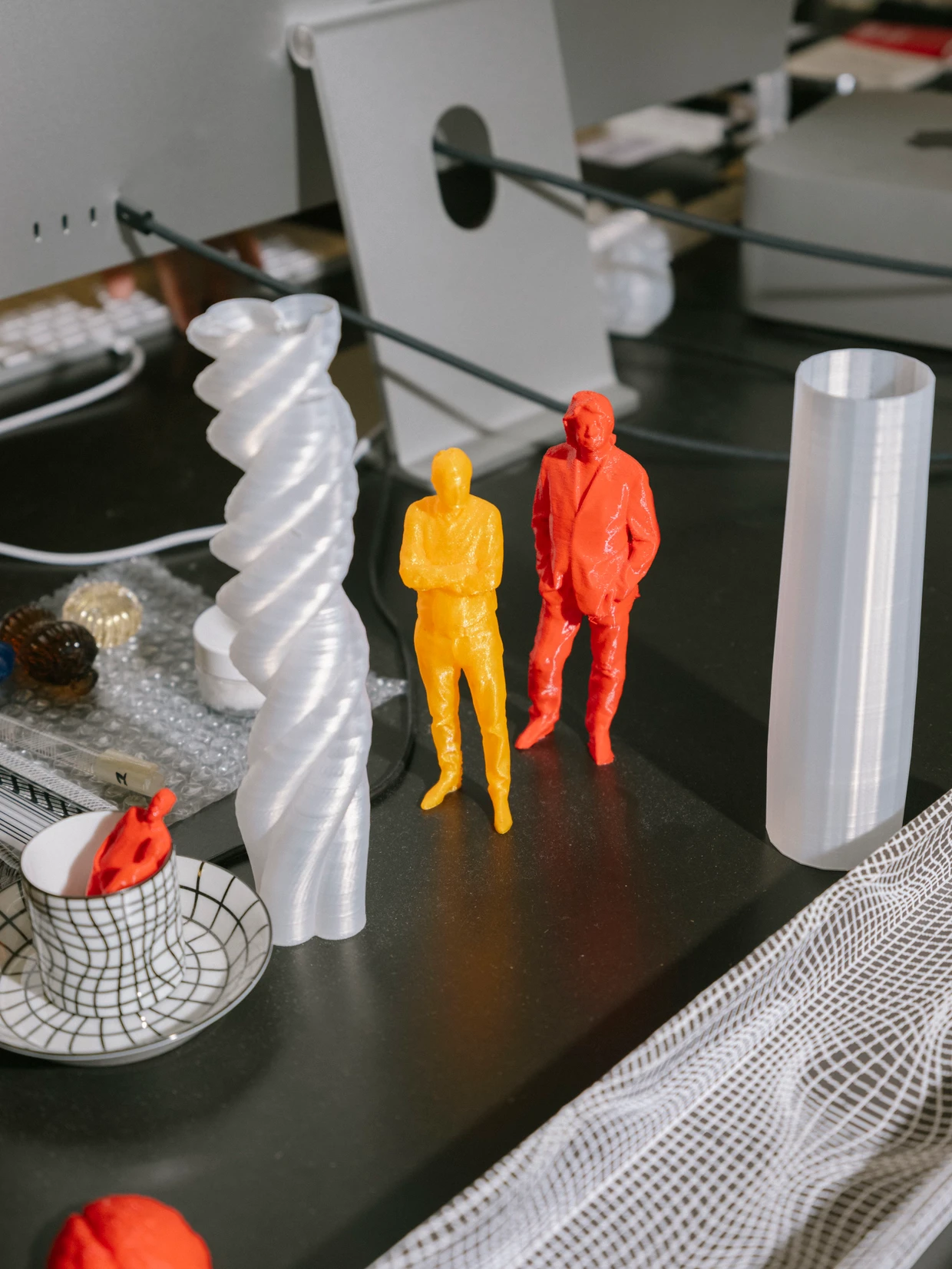 Druck mich aus: Prototypen für neue Projekte stehen auf dem am Schreibtisch Koglers