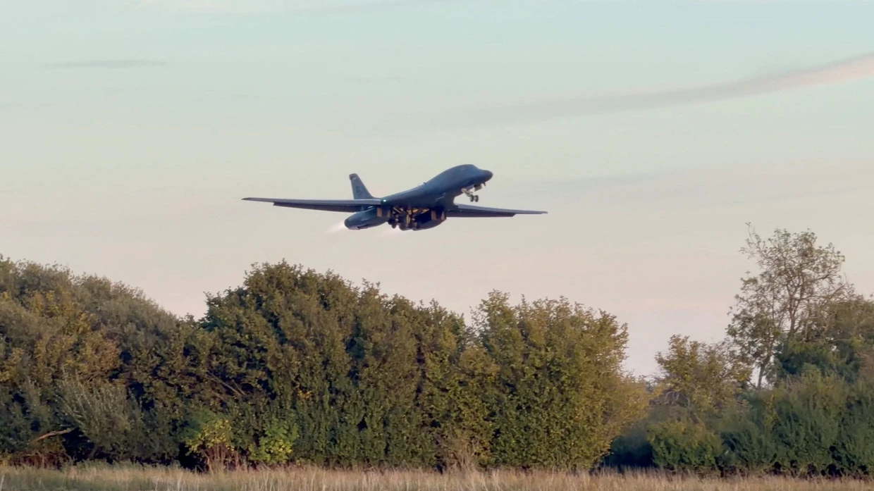 Ein amerikanischer B-1-Bomber beim Start vom Luftwaffenstützpunkt Fairford in England