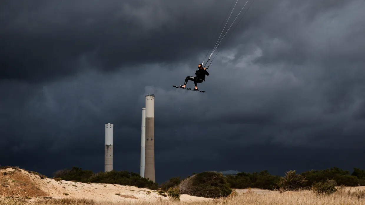 Kitesurfer am Strand des unweit des Gazastreifens gelegenen Zikim, aufgenommen am 27. Dezember 2025