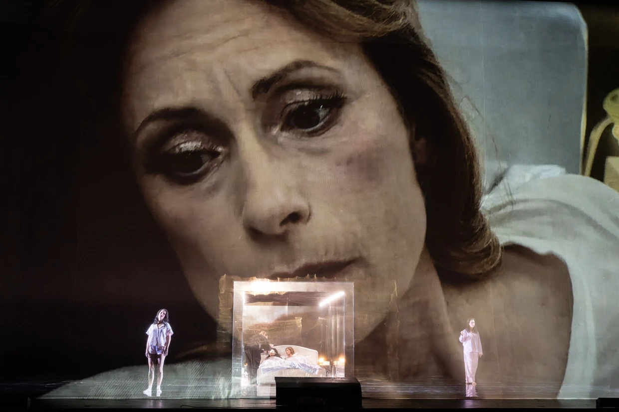 Spiegelungen und Vexierspiele, zu denen auch Videobilder beitragen: Szene aus der Berliner Uraufführung von „Lash – Acts of Love“