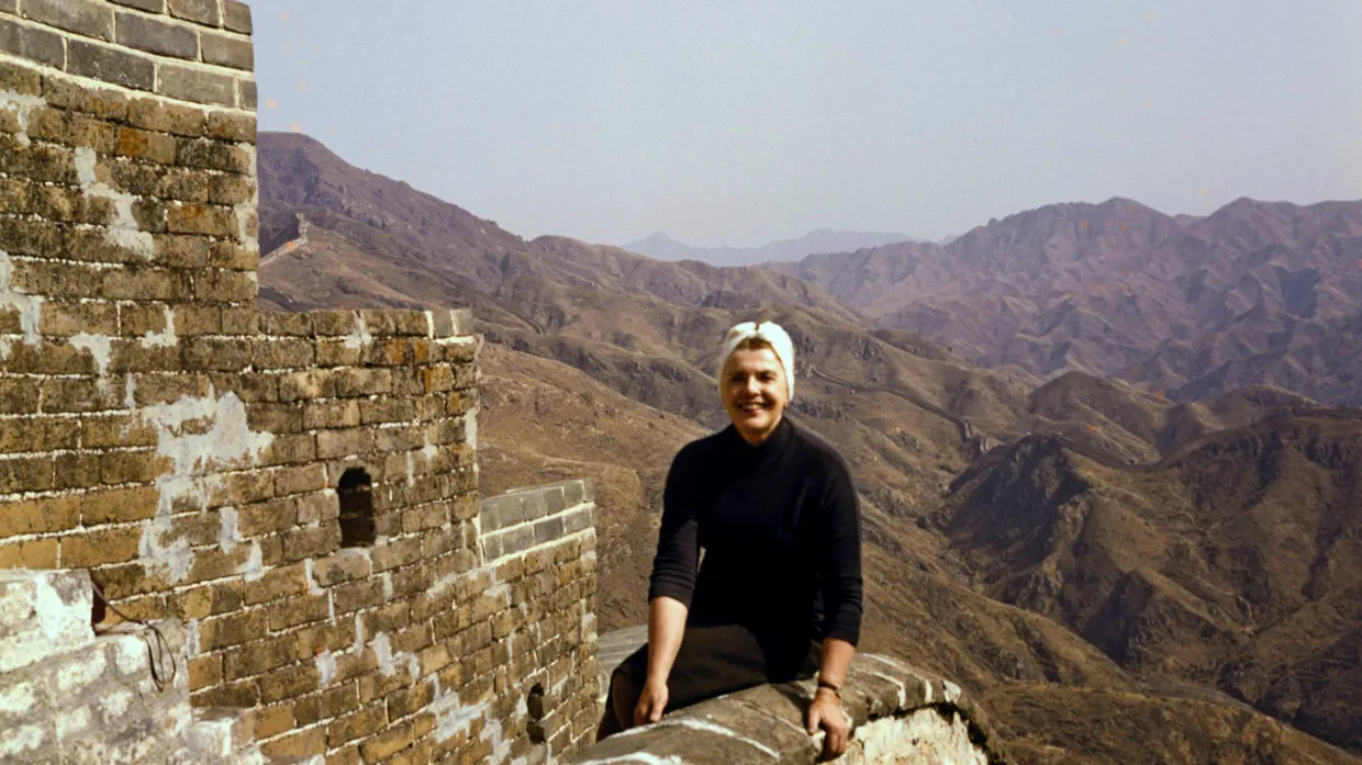 Selbstporträt: Milli Bau sitzt auf der chinesischen Mauer bei Peking (entstanden zwischen 1967 und 1972)