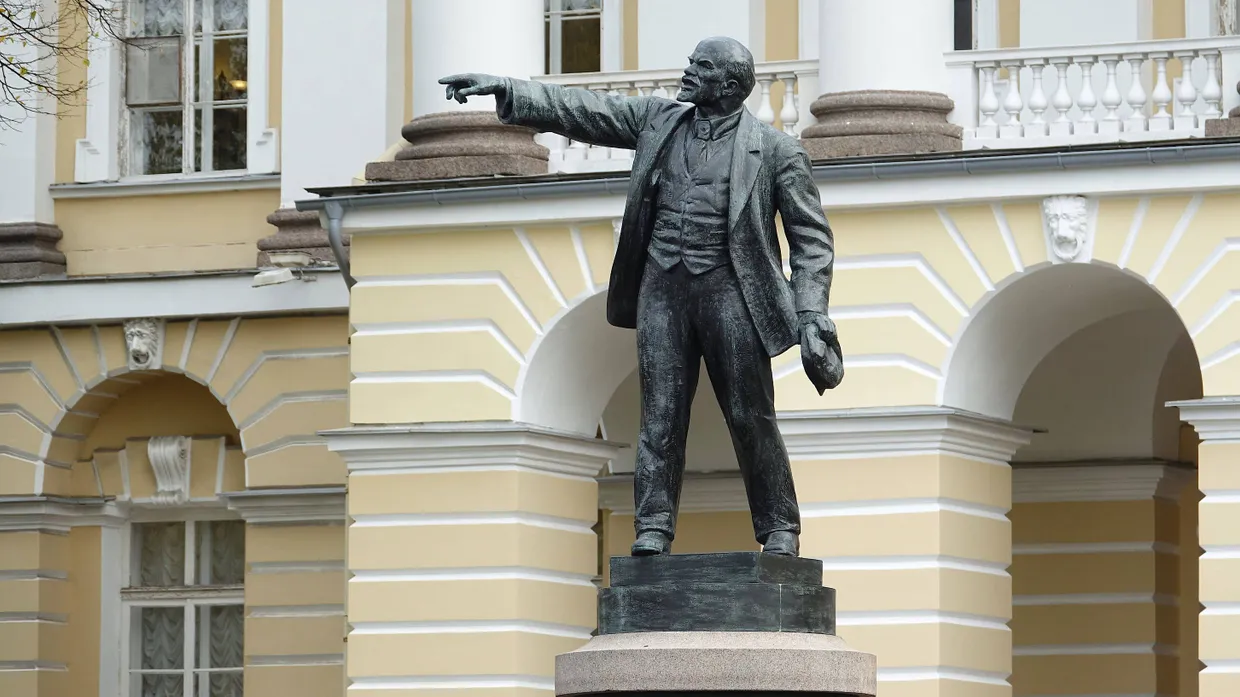 Denkmal für den sowjetischen Revolutionsführer und Staatsgründer Lenin in St. Petersburg.