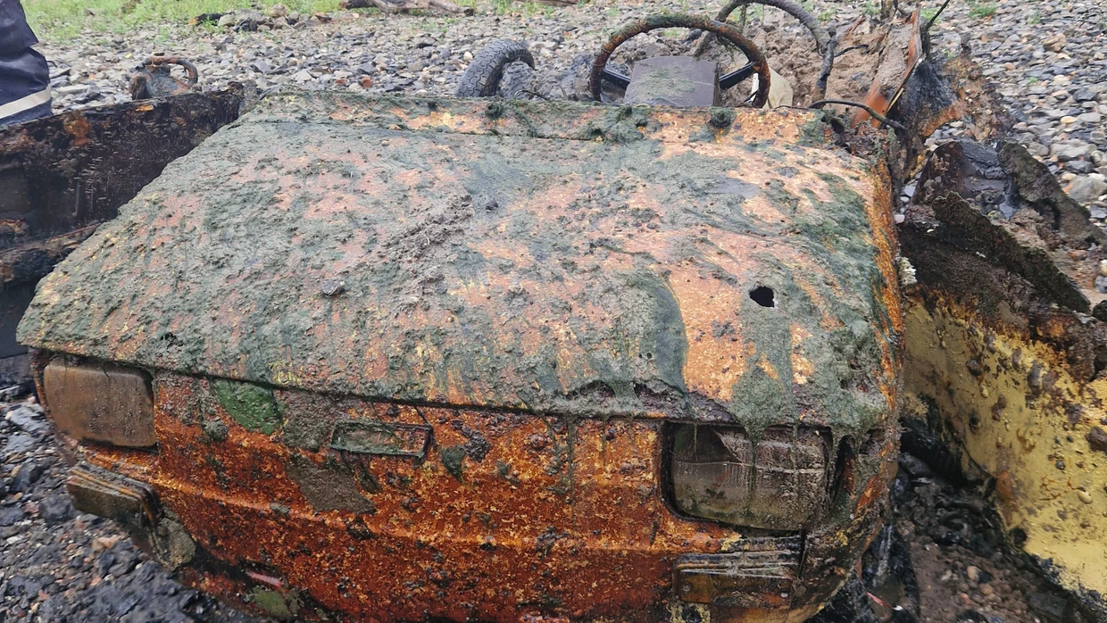 Womöglich jahrzehntelang im Wasser: Die Überreste eines alten Kleinwagens