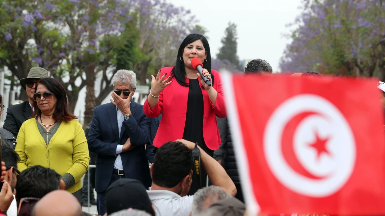 Abir Moussi spricht in Tunis bei einer Demonstration vergangenen Mai.