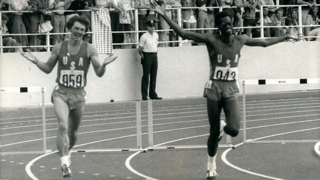 Ohne seinen damals wohl stärksten Gegner gewinnt Edwin Moses (rechts) in Montreal mit Weltrekord und bleibt von 1977 an zehn Jahre lang in 122 Rennen unbesiegt.