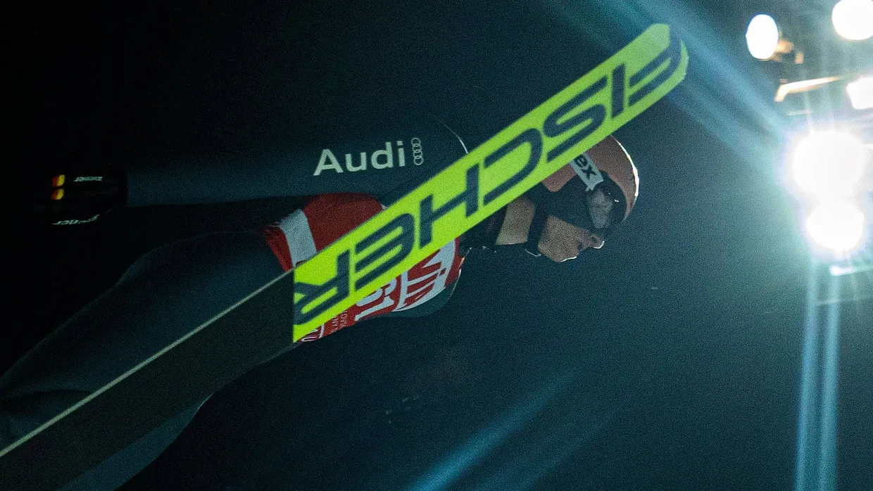Deutschlands derzeit bester Skispringer: Karl Geiger im Flutlicht von Nischni Tagil