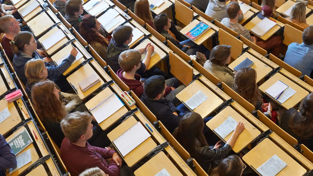 Sitzen bleiben: Mit der Bologna-Reform sollte die Studienzeit verkürzt werden. Doch viele Studenten lassen sich anscheinend nicht hetzen - im Gegenteil.