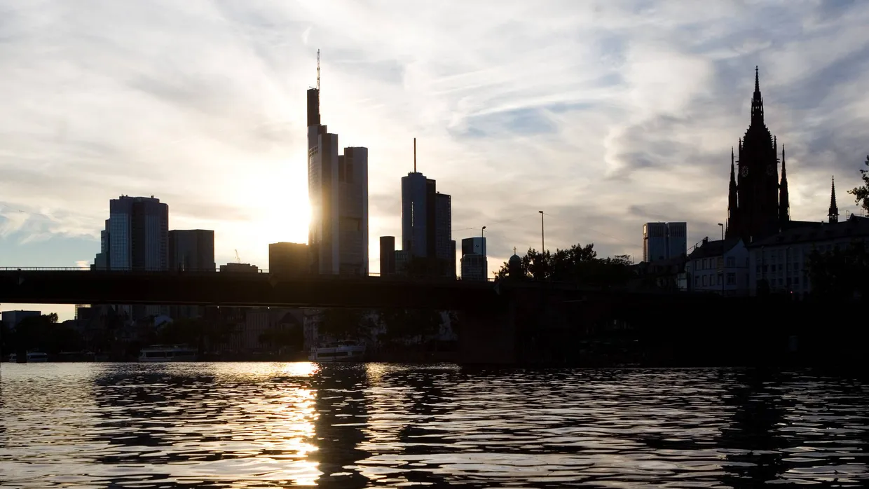 Die Sonne über Frankfurts Skyline.