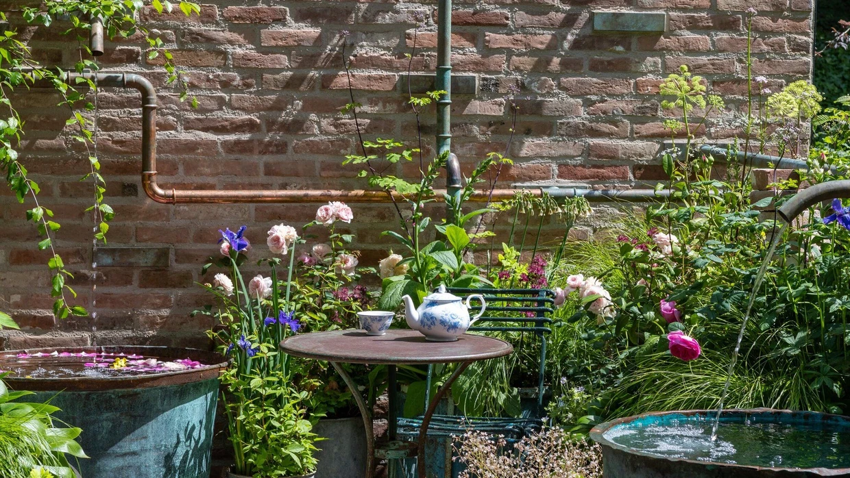 Teatime: Mit Pflanztrögen lässt sich selbst in einem im Hinterhof eine Idylle schaffen, in der man gern verweilt.