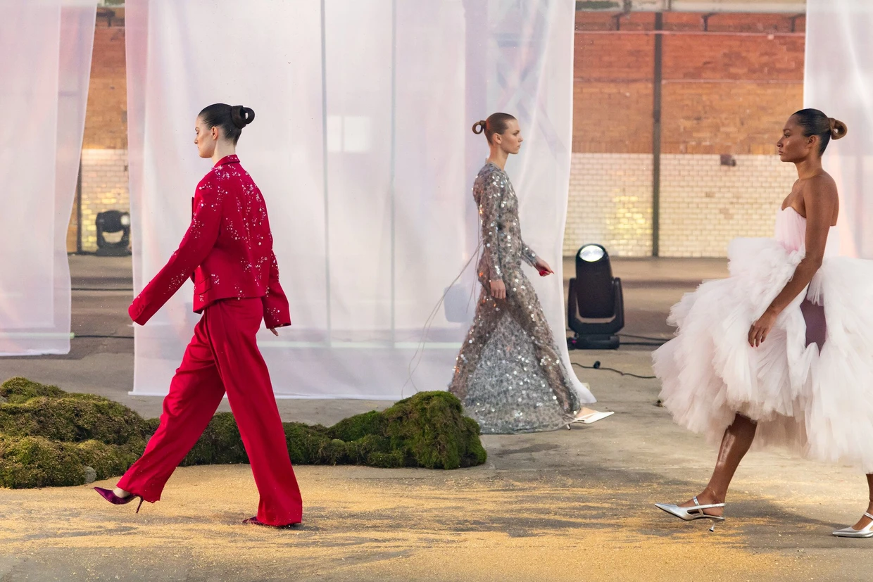 Wenigstens die Mode kann sich sehen lassen: Die Kandidatinnen Julia, Marlene und Aurélie tragen Entwürfe von Danny Reinke.