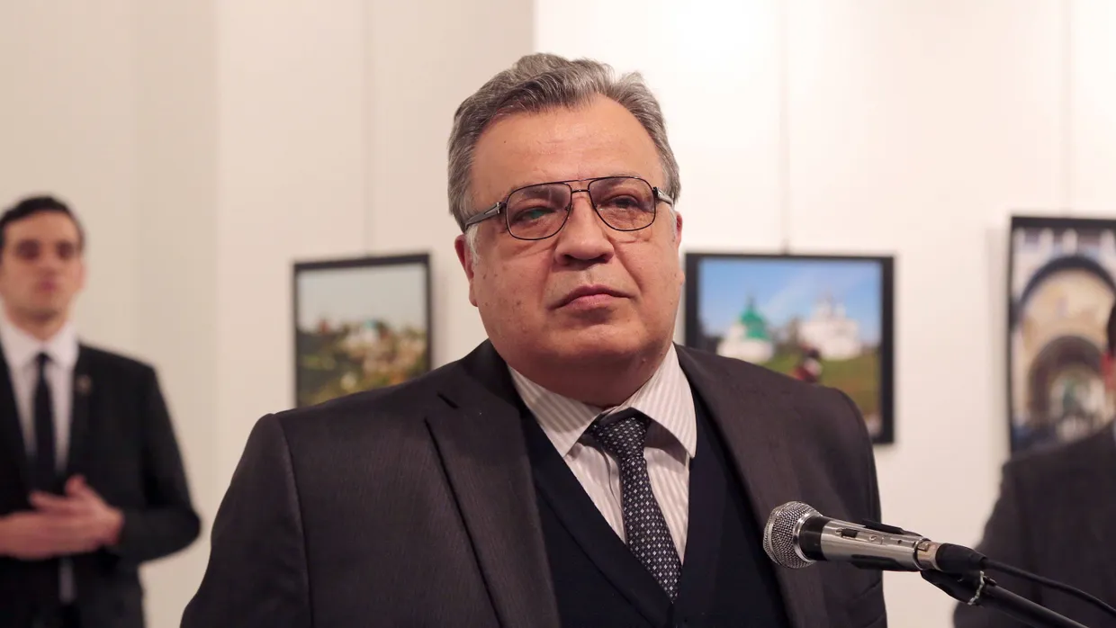 Der russische Botschafter Karlow hielt während der Ausstellungseröffnung eine Rede.