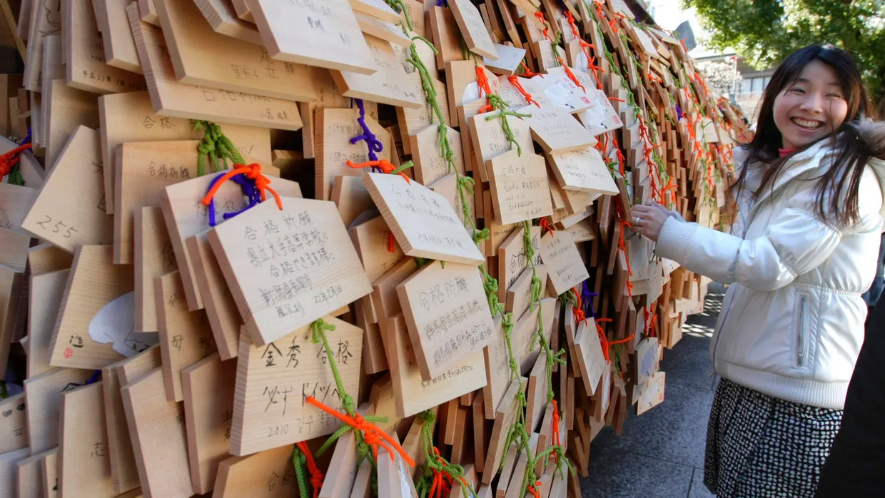 In Japan hängen Studenten Holztäfelchen mit Gebeten auf, um für ein gutes Examen zu bitten. Hierzulande kommen die Noten ganz säkular.