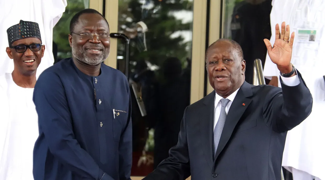 Der ivorische Präsident Alassane Ouattara (rechts) wird beim Ecowas-Gipfel am Donnerstag in Abuja vom Präsidenten der Ecowas-Kommission, Omar Touray, begrüßt.