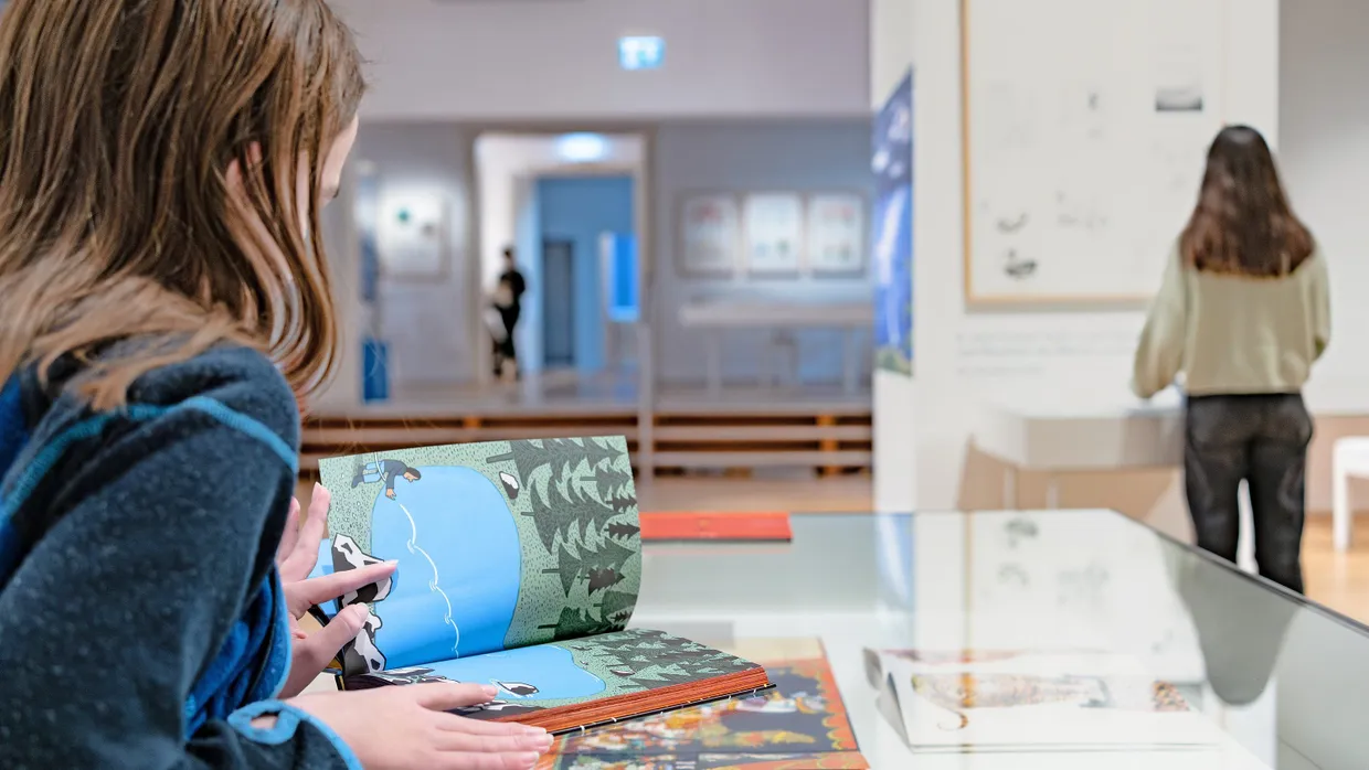 Eintauchen in die Welt der Bücher: In der Kinderbuchausstellung im Klingspor Museum lässt sich in Ruhe stöbern.