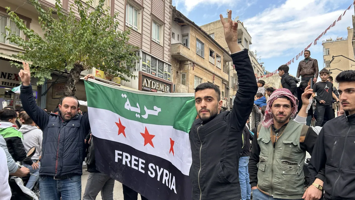 Ahmet Fettuh (vorne rechts) feiert mit anderen Syrern am Sonntag in Kilis den Sturz Assads.