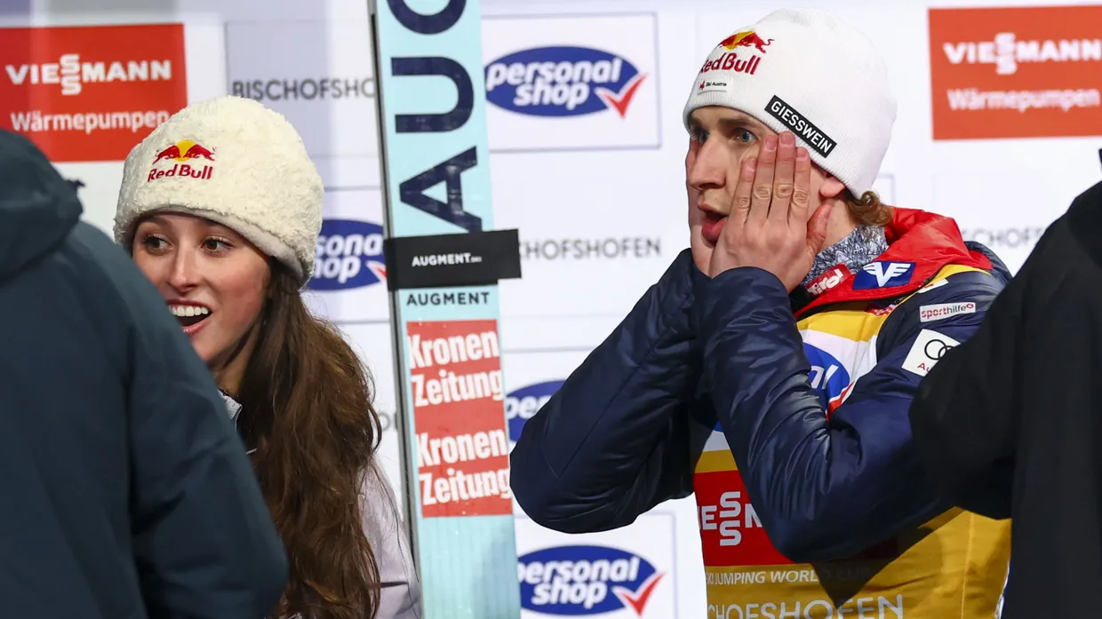 Es reicht tatsächlich: Daniel Tschofenig gewinnt die Vierschanzentournee, auch Partnerin Alexandra Loutitt freut sich.
